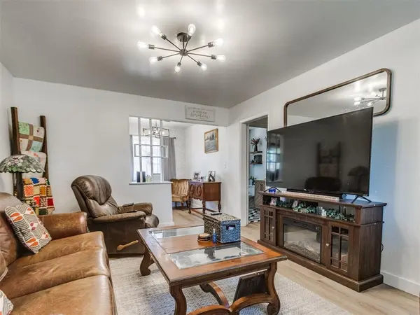 907 SW 3rd ST, Moore, OK 73160