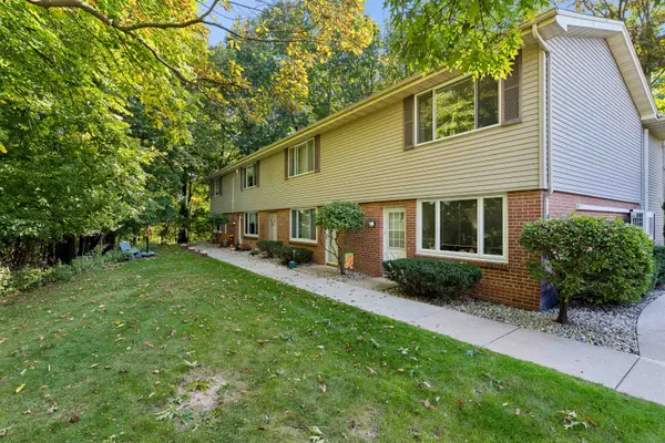 1031 S WEST CT #A, Appleton, WI 54915