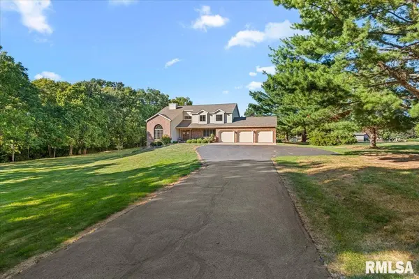 667 Covered Bridge RD, Glenarm, IL 62536