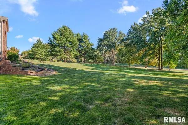 667 Covered Bridge RD, Glenarm, IL 62536