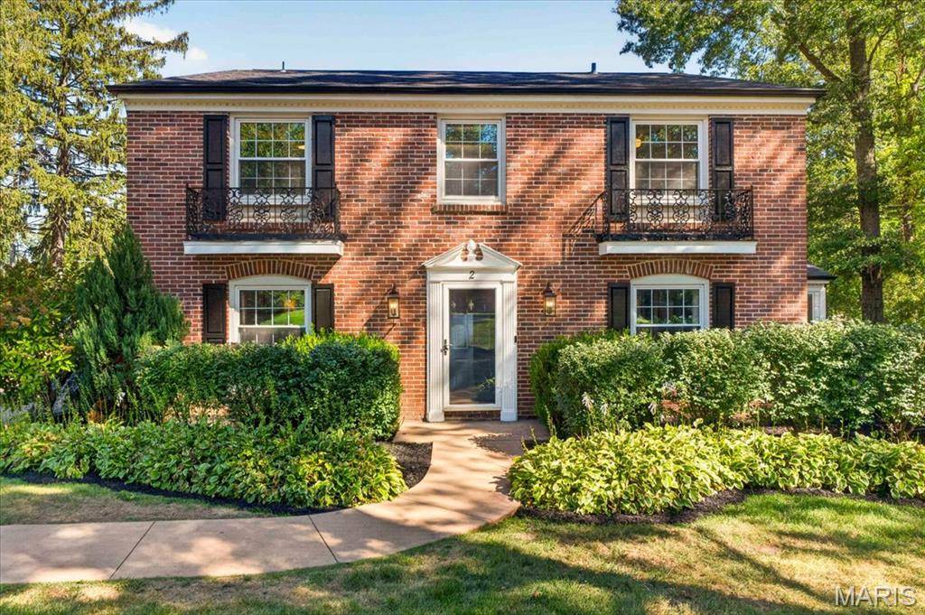 2 Woodoaks TRL, Ladue, MO 63124
