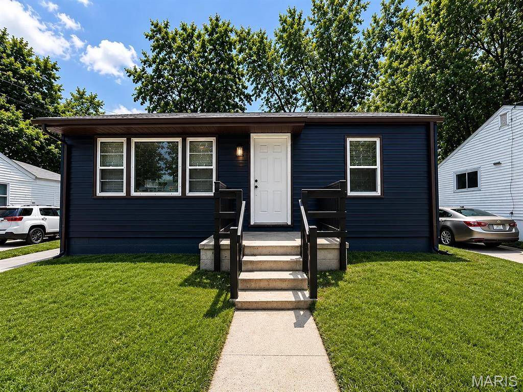 24 Vierling DR, Berkeley, MO 63135