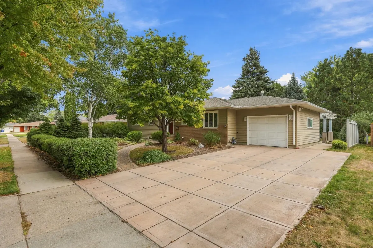 2831 Edgewood DR N, Fargo, ND 58102
