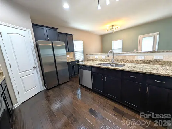 9223 Avery Meadows DR, Charlotte, NC 28216