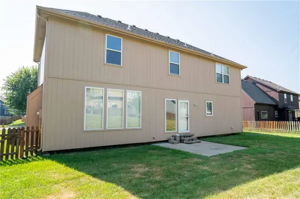 10760 N Laurel AVE, Kansas City, MO 64157