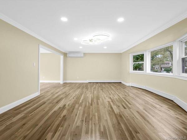 6 Shire CT, Greenlawn, NY 11740