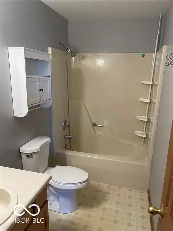 1086 Fairlane CT, Franklin, IN 46131