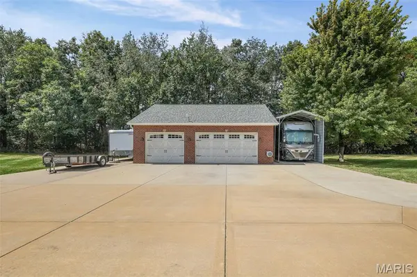 11224 Shade Tree LN, Highland, IL 62249