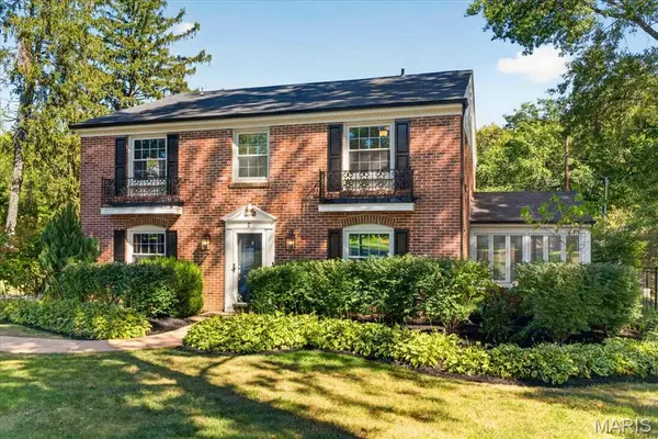 2 Woodoaks TRL, Ladue, MO 63124
