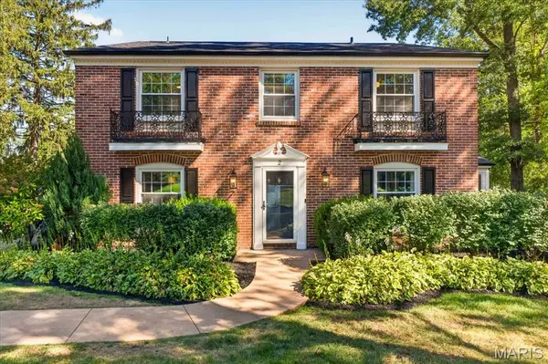 2 Woodoaks TRL, Ladue, MO 63124