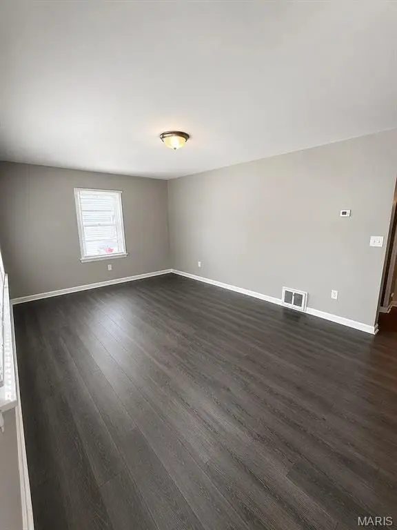 24 Vierling DR, Berkeley, MO 63135