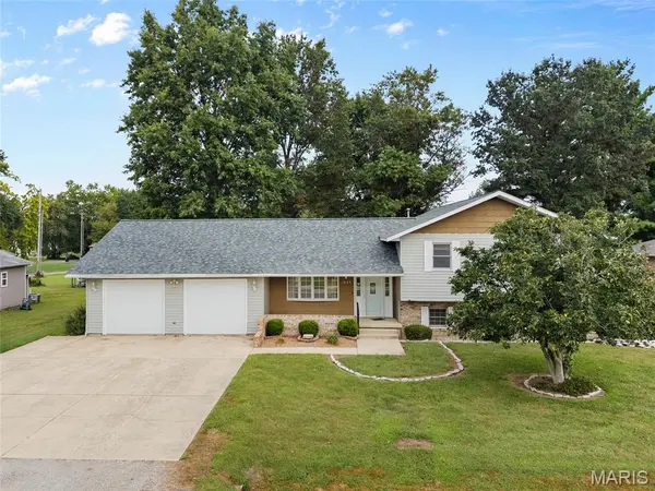 1005 E Henry ST, Staunton, IL 62088