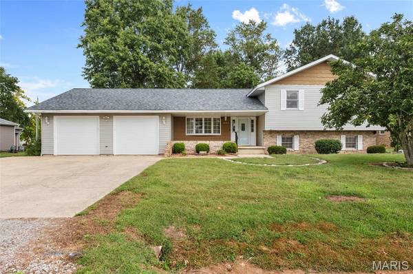 1005 E Henry ST, Staunton, IL 62088