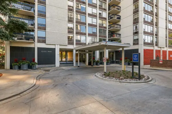 1460 N Sandburg TER #1110, Chicago, IL 60610