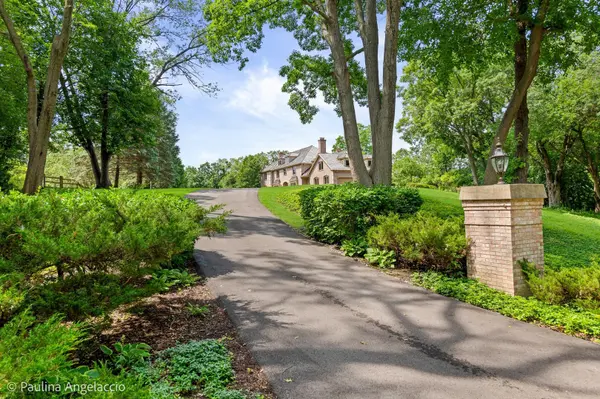 3 Far Hills RD, Barrington Hills, IL 60010