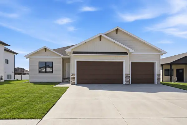 5868 Ellis DR W, Horace, ND 58047
