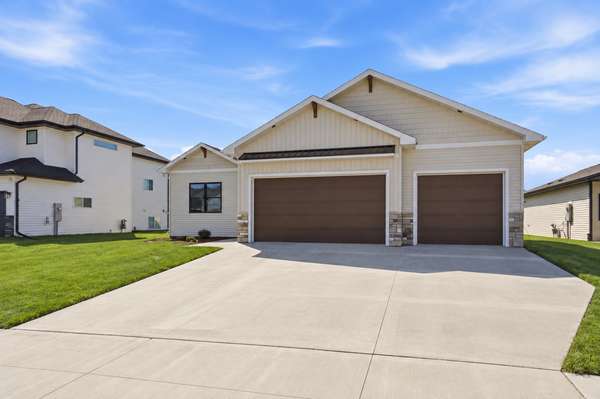 5868 Ellis DR W, Horace, ND 58047