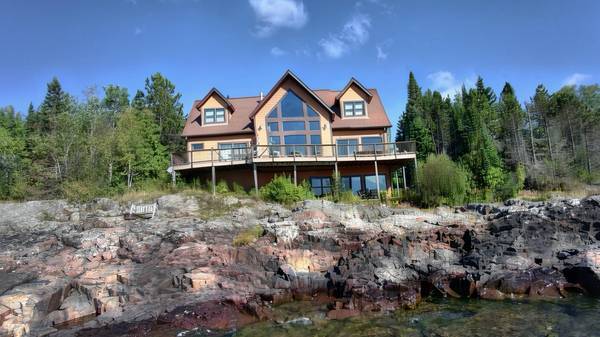 41 W Rosebush LN, Grand Marais, MN 55604