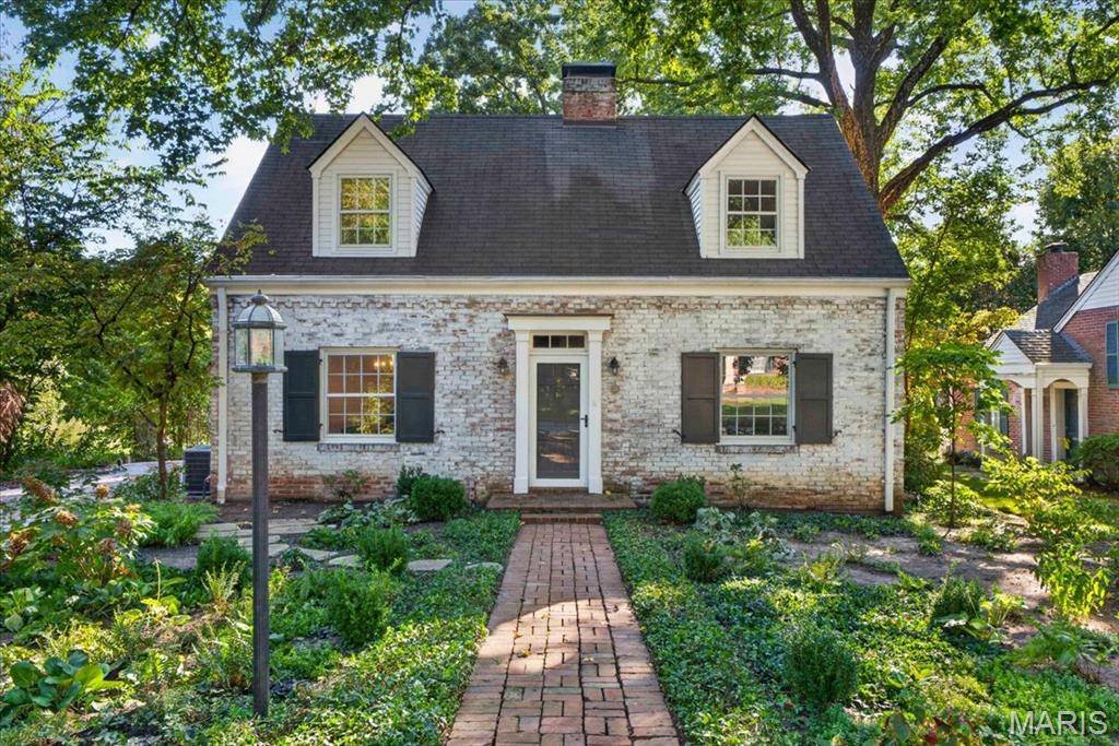 10 Adams LN, Kirkwood, MO 63122