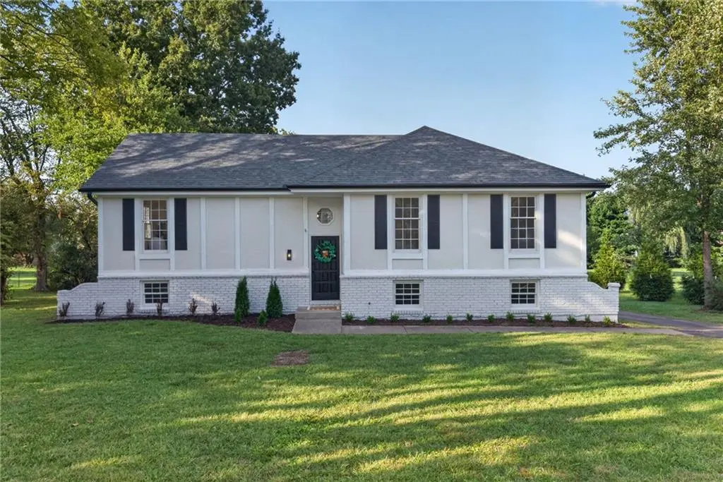10610 W 170th TER, Overland Park, KS 66221