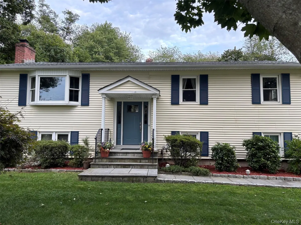 94 Overlook DR, Mahopac, NY 10541