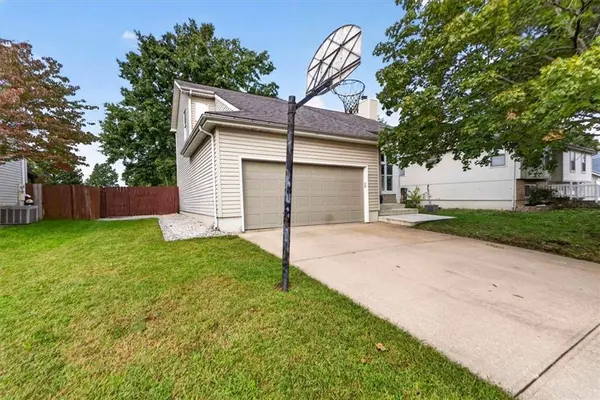 111 S Janell DR, Olathe, KS 66061