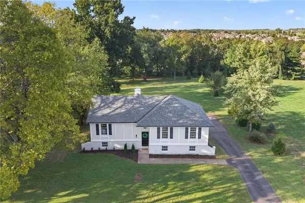 10610 W 170th TER, Overland Park, KS 66221