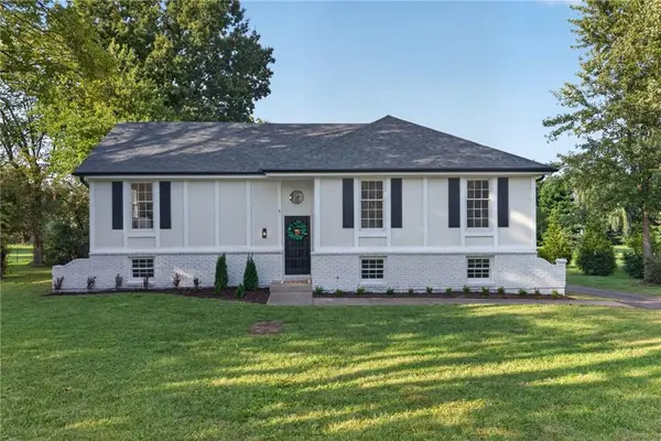 10610 W 170th TER, Overland Park, KS 66221