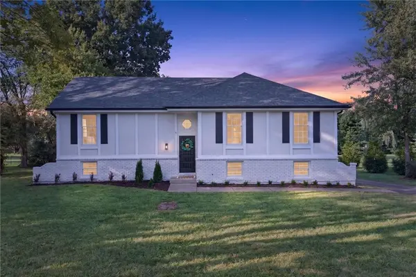 10610 W 170th TER, Overland Park, KS 66221