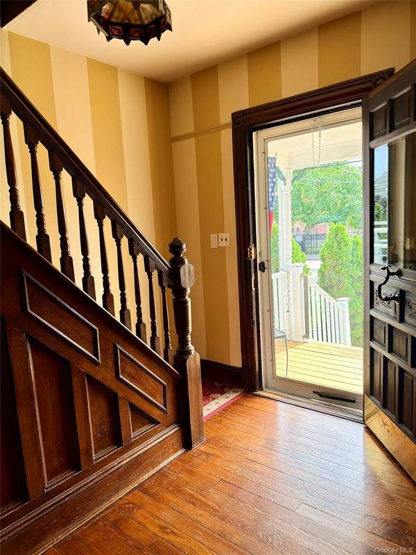 28 Centre AVE, East Rockaway, NY 11518