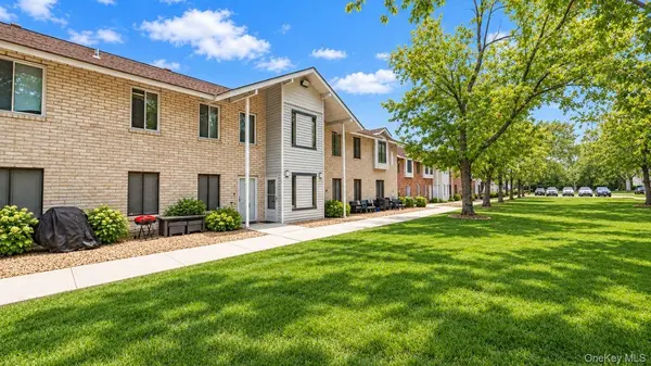 24 Idaho Court #24, Coram, NY 11727