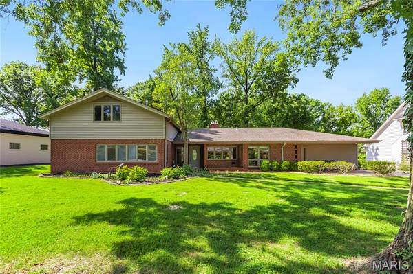 15 Ladue RDG, Ladue, MO 63124