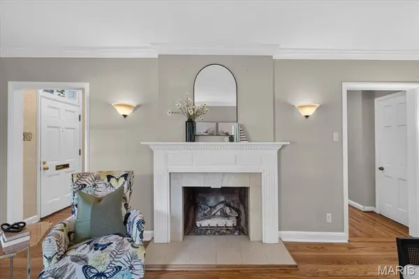 10 Adams LN, Kirkwood, MO 63122