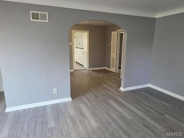 2835 Darwin CT, Bel-nor, MO 63121