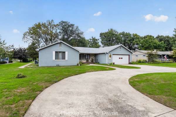 1930 Bittersweet DR, St. Anne, IL 60964