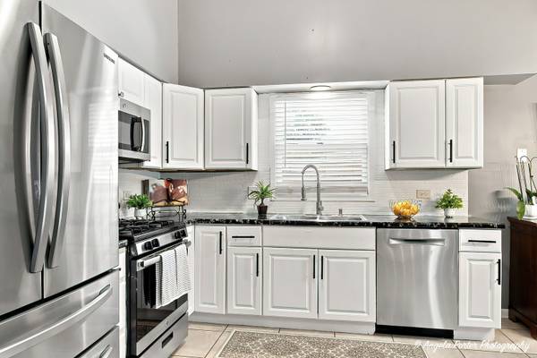 2714 Gilead AVE, Zion, IL 60099