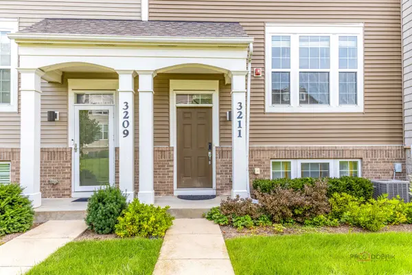 3211 Coral LN, Glenview, IL 60026