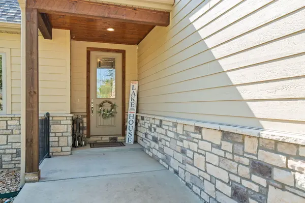 16 Grand Vin LN, Blue Eye, MO 65611