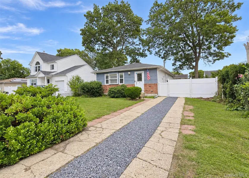90 Robinwood DR, Mastic Beach, NY 11951