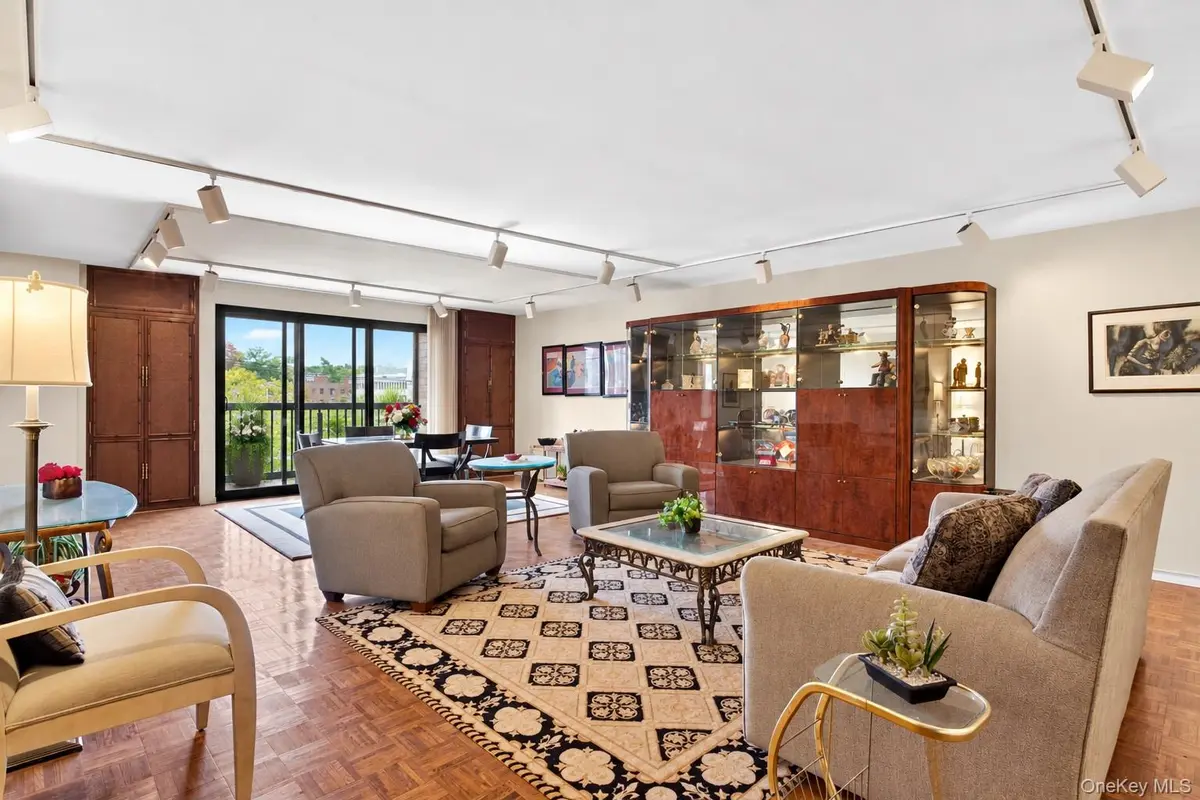 12 Bond ST #4D, Great Neck, NY 11021