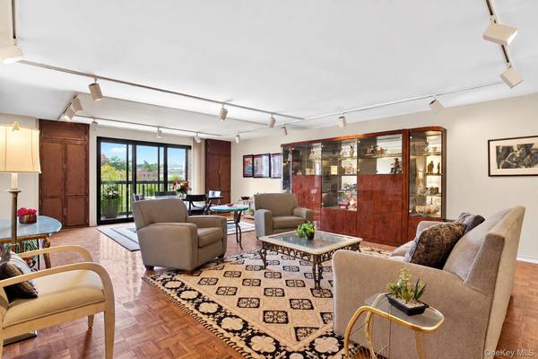12 Bond ST #4D, Great Neck, NY 11021