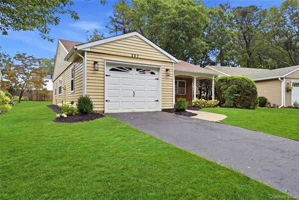 257 Edinburgh DR, Ridge, NY 11961