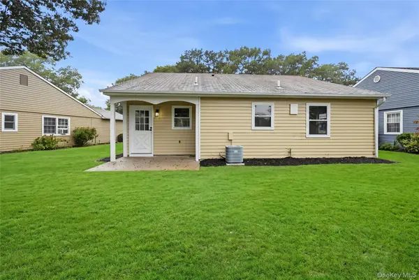 257 Edinburgh DR, Ridge, NY 11961