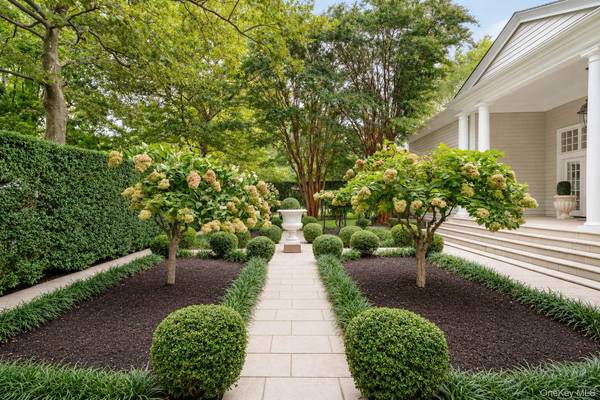 170 Breese LN, Southampton, NY 11968
