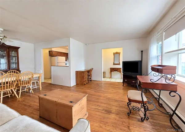 90 Robinwood DR, Mastic Beach, NY 11951