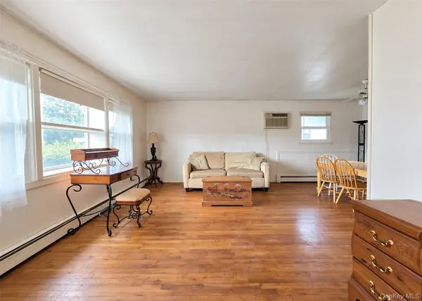 90 Robinwood DR, Mastic Beach, NY 11951