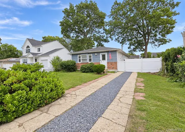 90 Robinwood DR, Mastic Beach, NY 11951