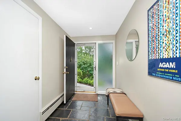 11 Greenbriar DR, Chappaqua, NY 10514