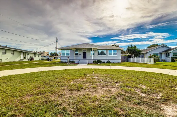 215 S LAKE HOWARD DR, Winter Haven, FL 33880