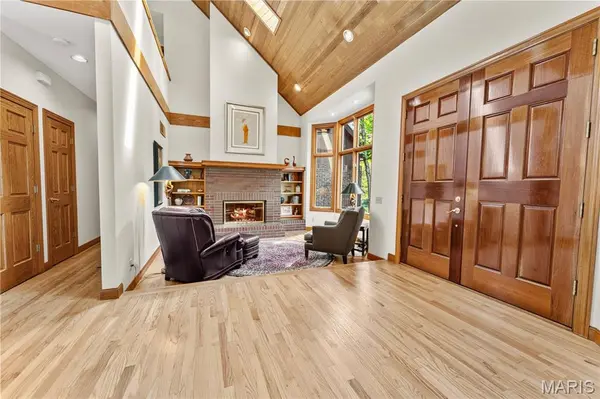 18 Overbrook DR, Ladue, MO 63124